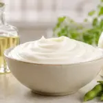 Vegane Mayonnaise ohne Ei mit Sojadrink, neutralem Öl, Sojabohnen und Edamame