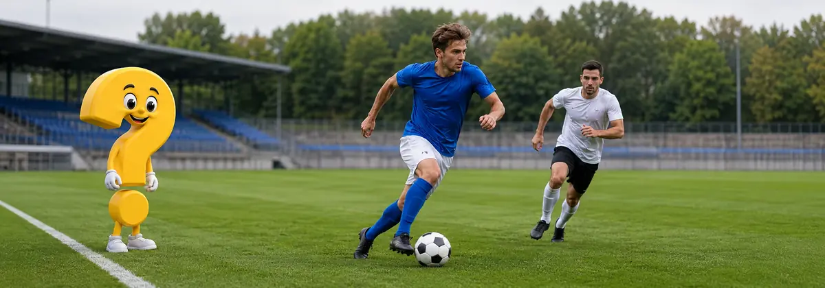 Gelbes Question-King-Fragezeichen neben einem Flügelspieler, der mit Ball an der Außenbahn davonzieht